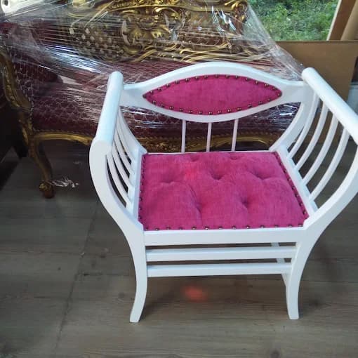 Beyaz ahşap iskelet ve pembe kadife döşemeli tekli sandalye