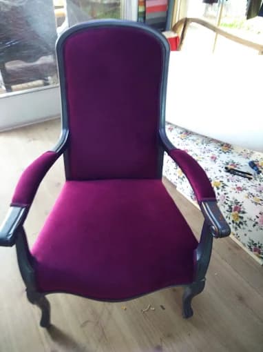 Mor kadife kumaşla yenilenmiş ahşap tekli koltuk