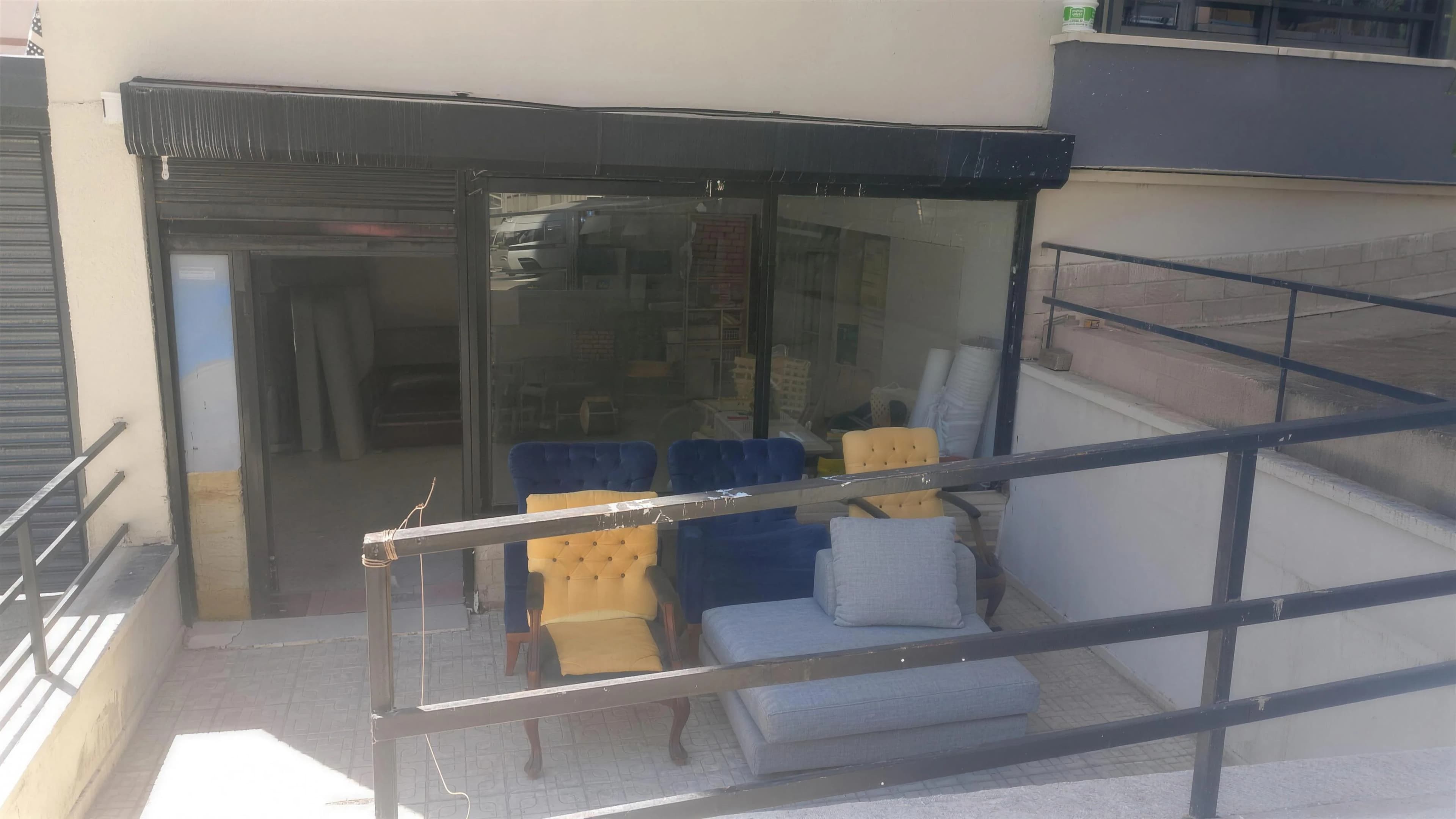 Emek Döşeme atölye girişi ve ön bölümde yer alan yenilenmiş koltuklar