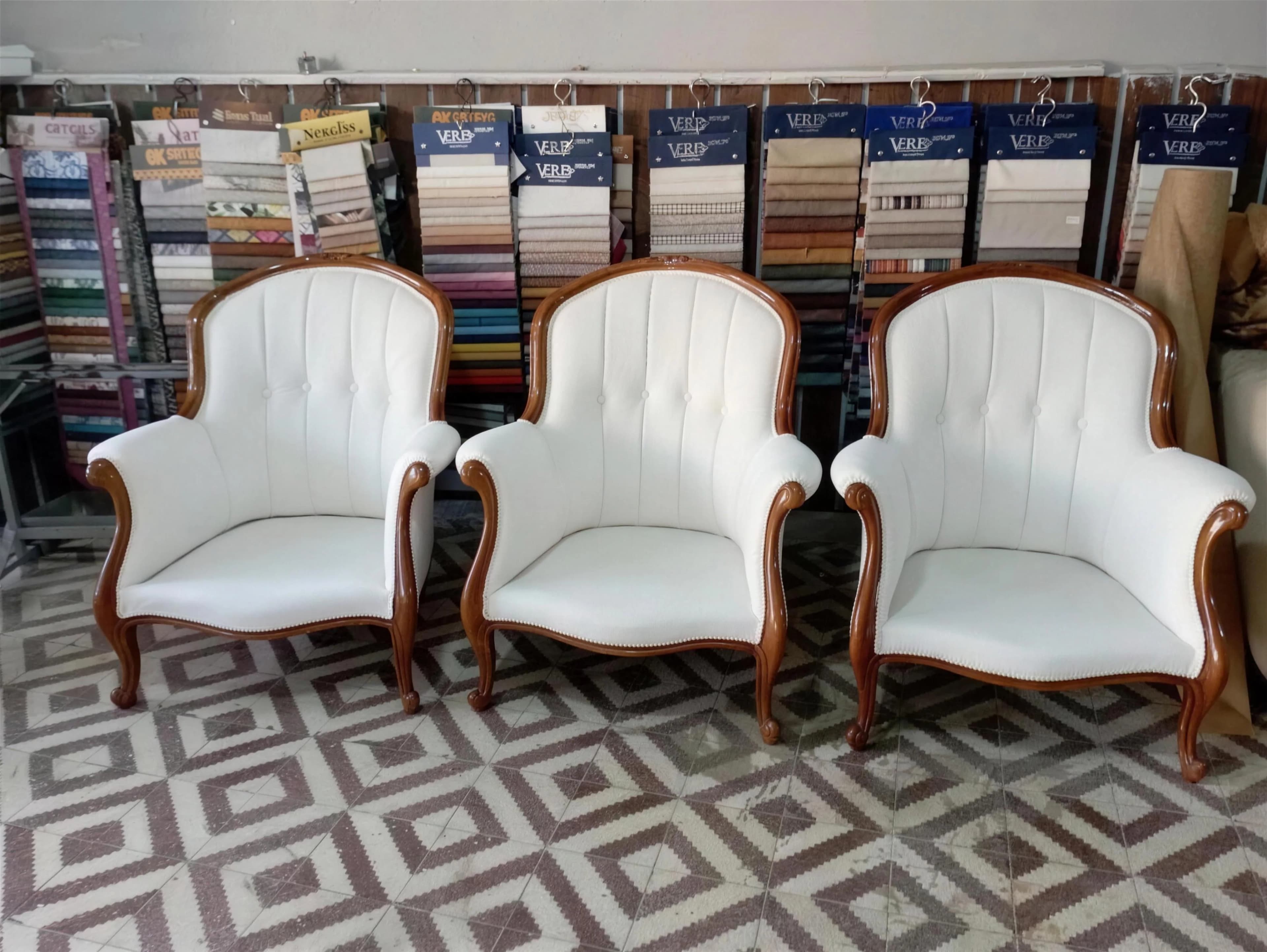 Ahşap çerçevesi korunmuş beyaz döşemeli üç klasik berjer